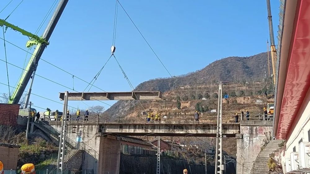 宝天铁路新建上跨桥通车
