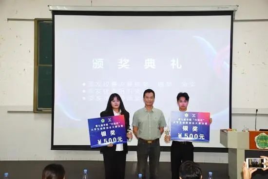 知德文化科技(广州)有限公司牟军董事长为获银奖团队颁奖中证教育科技