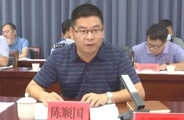 县委常委,副县长陈顺国主持会议并致辞.