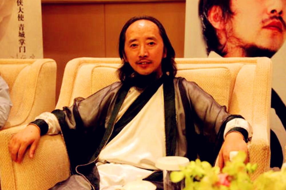 当年金庸两次提出拜访四川青城派均被掌门严词拒绝青城派险些毁在你手