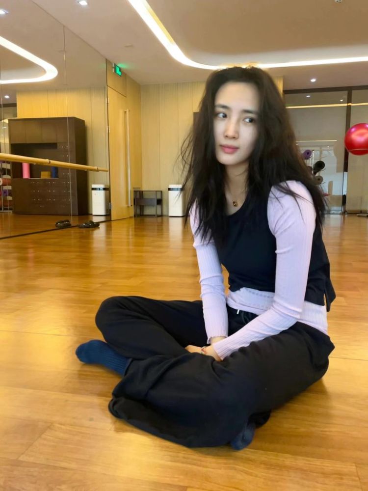 王紫璇cici初夏日常穿搭合集展露个性元气活力
