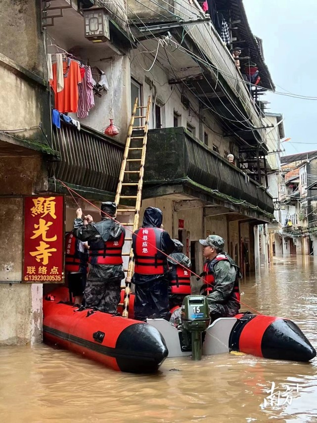 守护一方群众，义不容辞！梅州军分区出动900余名民兵奋战抗洪一线腾讯新闻 0858