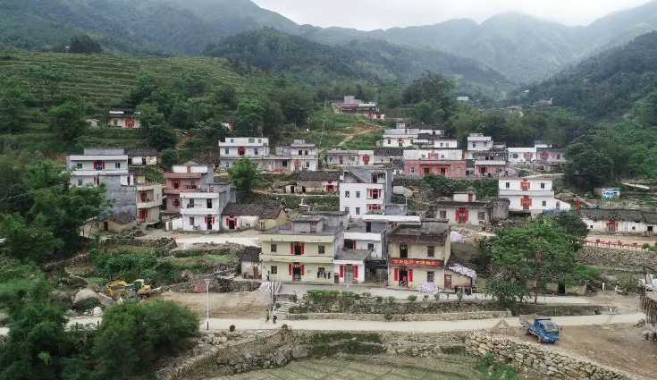 地处阳春市西南部,东面与阳春市三甲镇接壤,南面与八甲镇连接,西面与