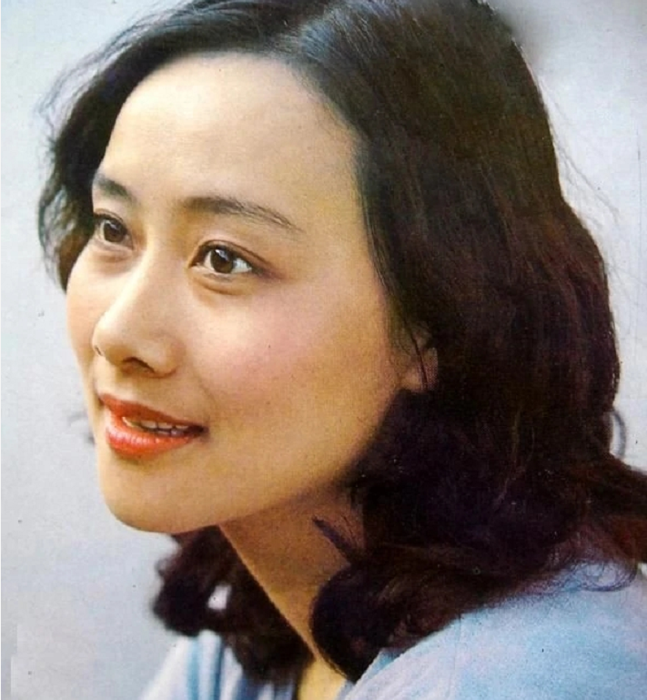 著名演员黄梅莹的丈夫金鑫心疼妻子坎坷的命运宠爱38年生一子