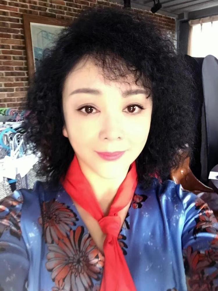演员梁丽被前夫伤透了心带着儿子再婚为去世的前夫抬棺
