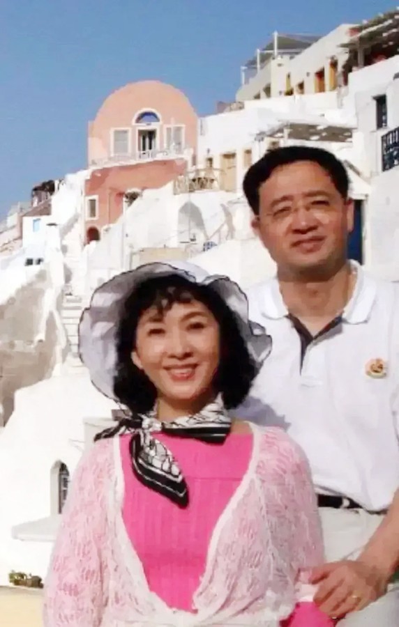 69岁龚雪美了一辈子穿芭比粉毛衣配花边帽和老公同游希腊超浪漫
