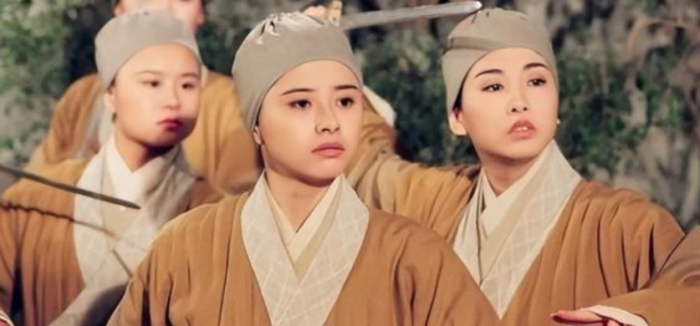 同时何美钿也被大家称为"史上最美小尼姑"封号.