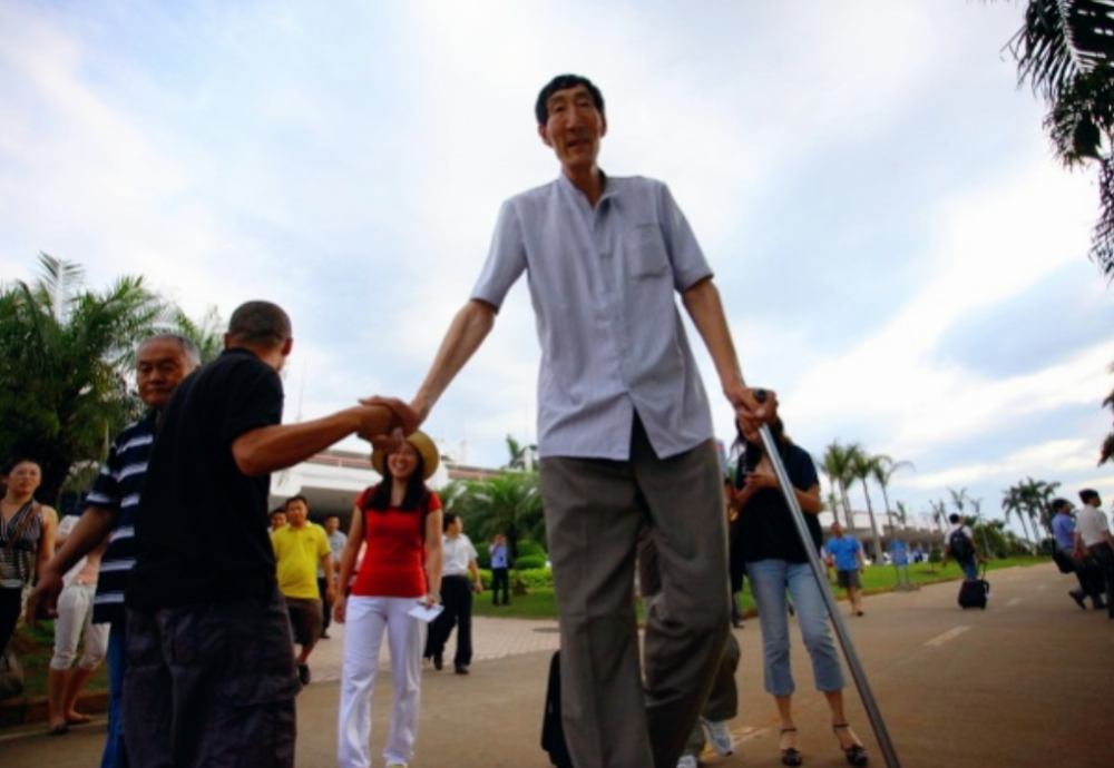 中国第一巨人鲍喜顺不顾医生的反对生下儿子目前这个孩子的身高多少