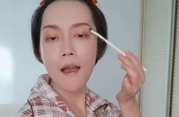 直到2019年她开始重视她的美容质量,比如开始进行高难度仿妆,改变自我