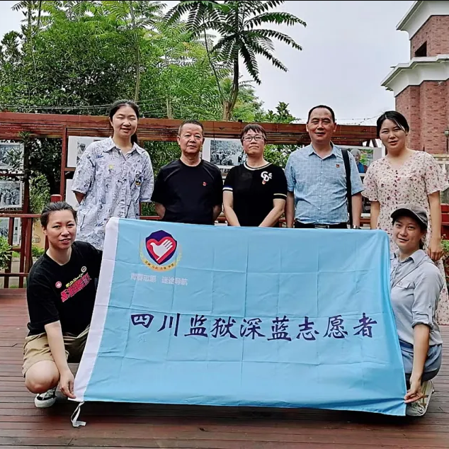 尽管天气炎热,但在大竹县无偿献血宣传活动现场,川东监狱广大民警和驻