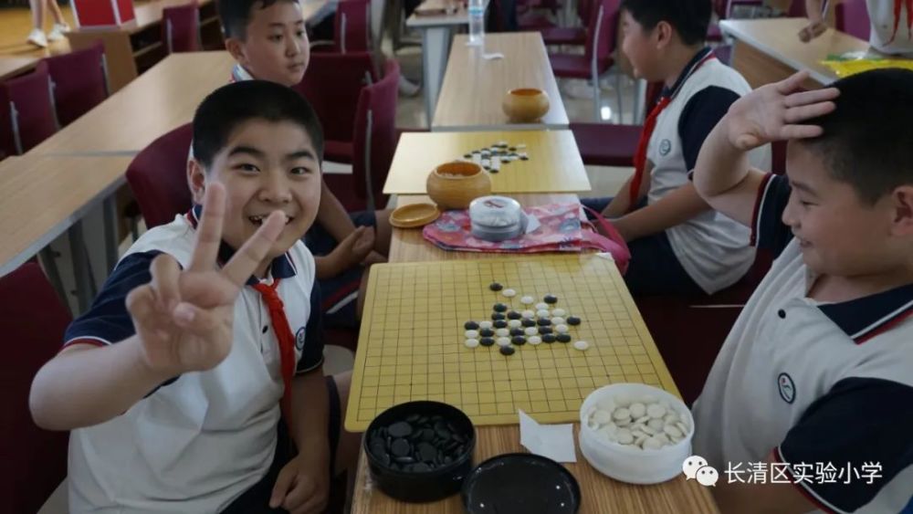 在象棋比赛中,史庆豪同学获得冠军,房浩然同学获得亚军.