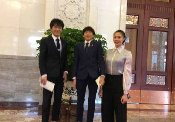 王源、易烊千玺与惠若琪合影 身高不够蹦起来凑（图） - 2