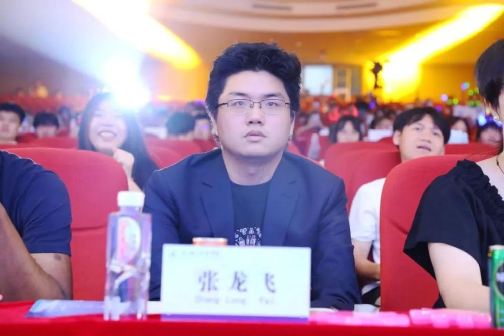 评委杨琳女士,黄伟先生,张龙飞先生和胡若曦女士在各小组演讲完毕后