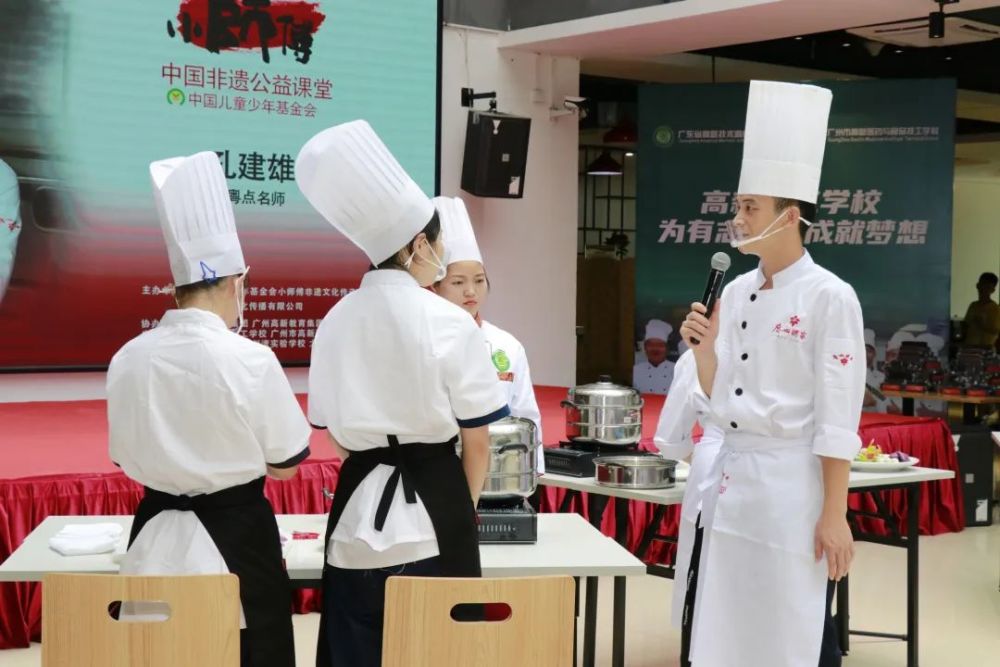 来到粤点课堂,由粤点名师孔建雄师傅为同学们示范粤式点心制作,学校