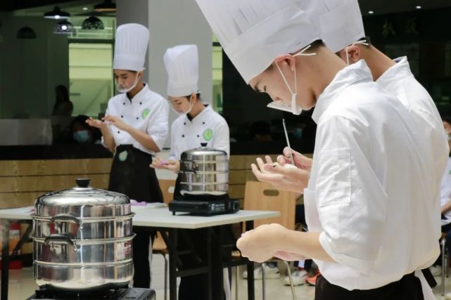 来到粤点课堂,由粤点名师孔建雄师傅为同学们示范粤式点心制作,学校