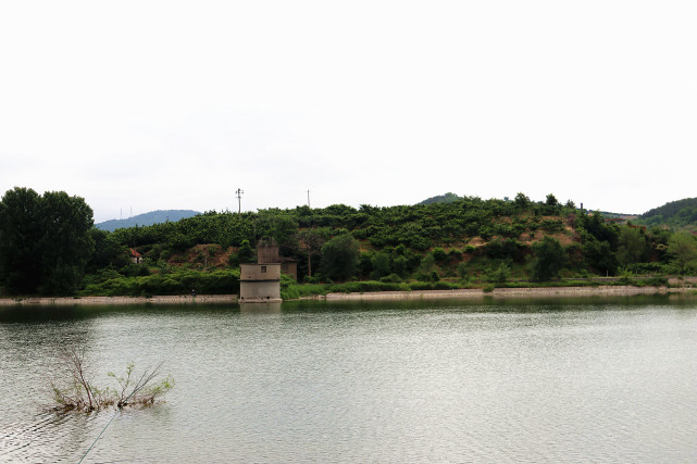 老福山县曾有座古刹叫"金堆寺,旧址在门楼镇大屋村河边的山上