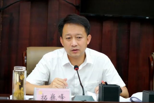 6月22日,县委书记拓巍峰主持召开县委实施乡村振兴战略领导小组县巩固