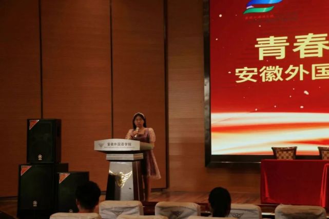 19:00现场准备就绪,在主持人方梦洁的主持下,活动拉开帷幕.