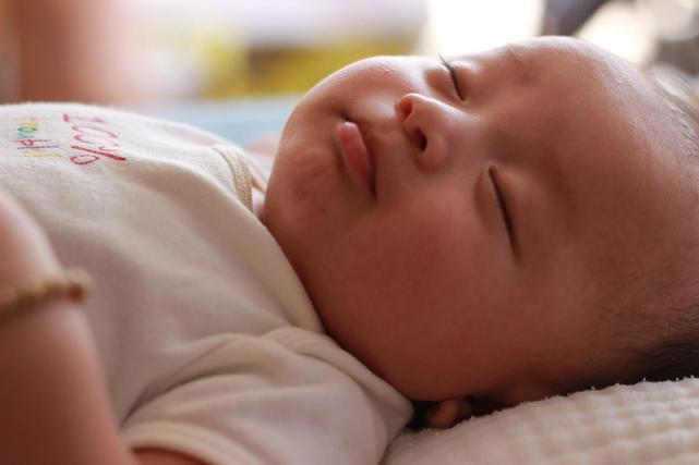 0 ~ 1岁宝宝吃睡玩指南，教你如何养天使宝宝！