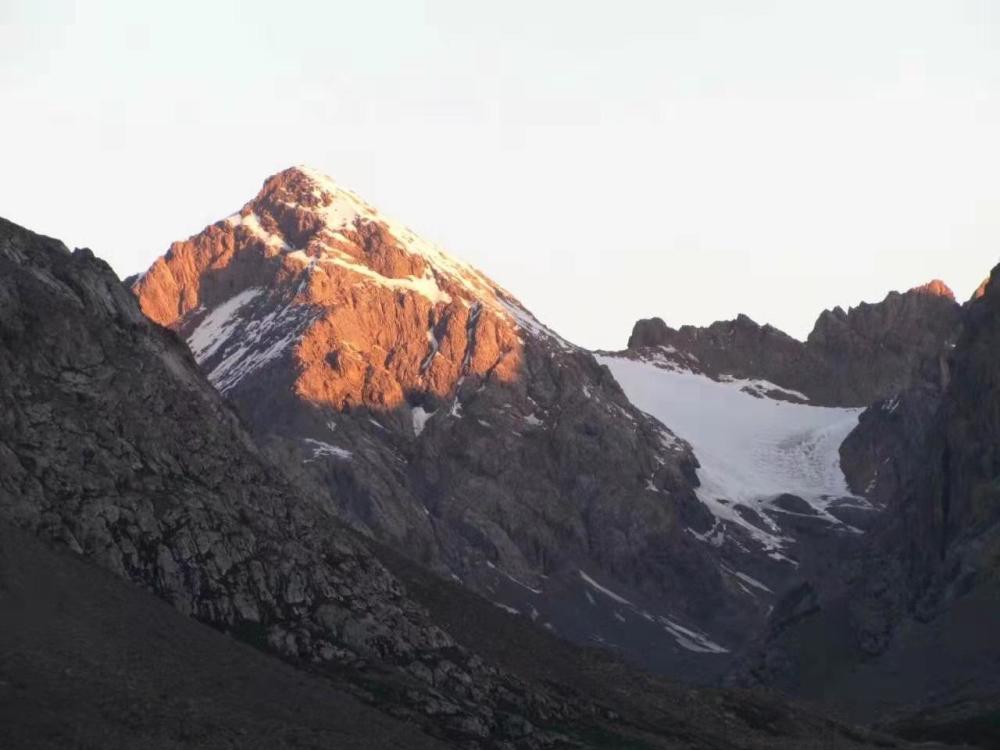 阿尼岗噶尔雪山,是位于祁连山冷龙岭的卡哇掌的主峰大