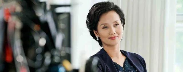 在《一起来看流星雨》中李颖饰演慕容云海的妈妈,一位成功的企业家又