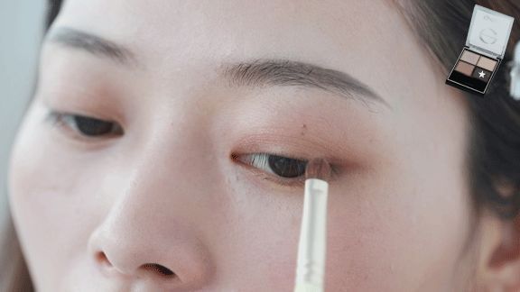 接着用斜头细节刷蘸取加深色在眼头,眼尾的位置加深.