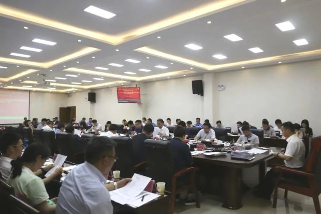 何明主持召开县政府常务会议暨息烽经开区管委会主任办公会议