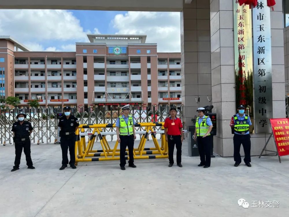 考生們?cè)趫?chǎng)內(nèi)戰(zhàn)“高分”,玉林交警在場(chǎng)外戰(zhàn)“高溫”丨護(hù)航中考交警...(圖4)
