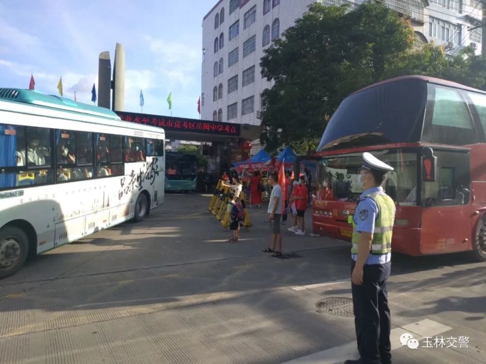 考生們?cè)趫?chǎng)內(nèi)戰(zhàn)“高分”,玉林交警在場(chǎng)外戰(zhàn)“高溫”丨護(hù)航中考交警...(圖5)