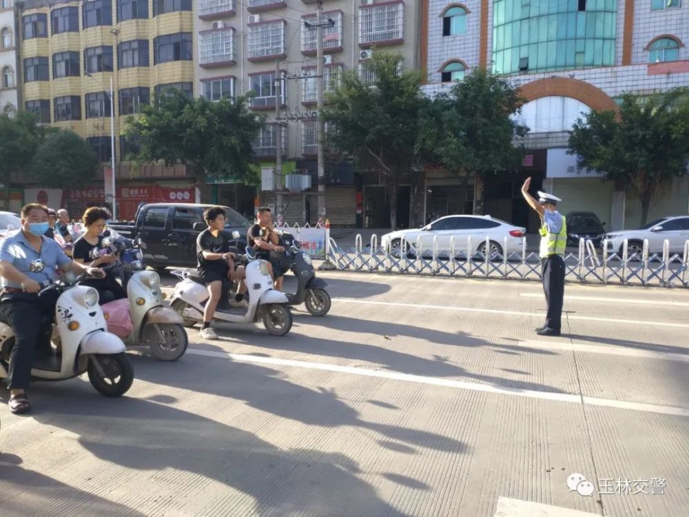 考生们在场内战“高分”,玉林交警在场外战“高温”丨护航中考交警...(图7)