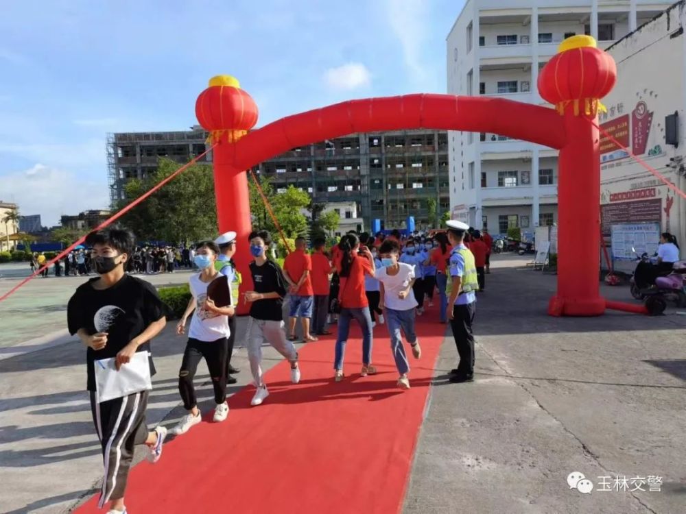 考生們?cè)趫?chǎng)內(nèi)戰(zhàn)“高分”,玉林交警在場(chǎng)外戰(zhàn)“高溫”丨護(hù)航中考交警...(圖10)