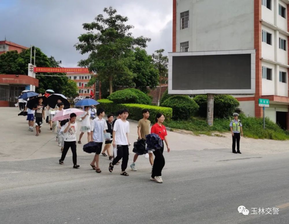 考生们在场内战“高分”,玉林交警在场外战“高温”丨护航中考交警...(图15)