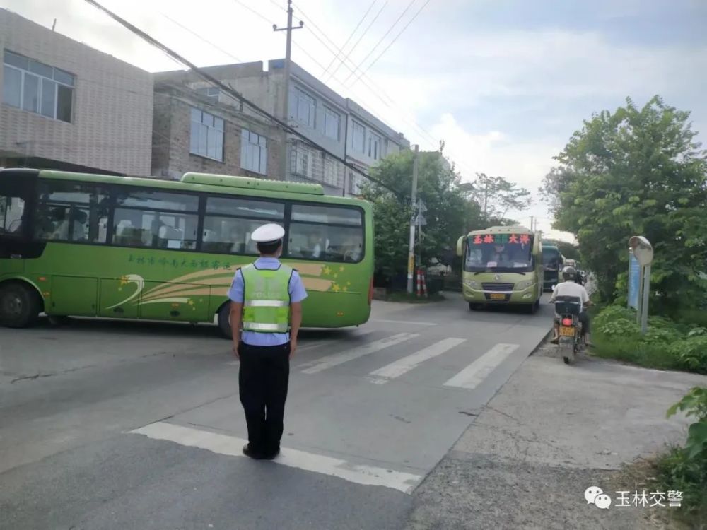 考生们在场内战“高分”,玉林交警在场外战“高温”丨护航中考交警...(图17)