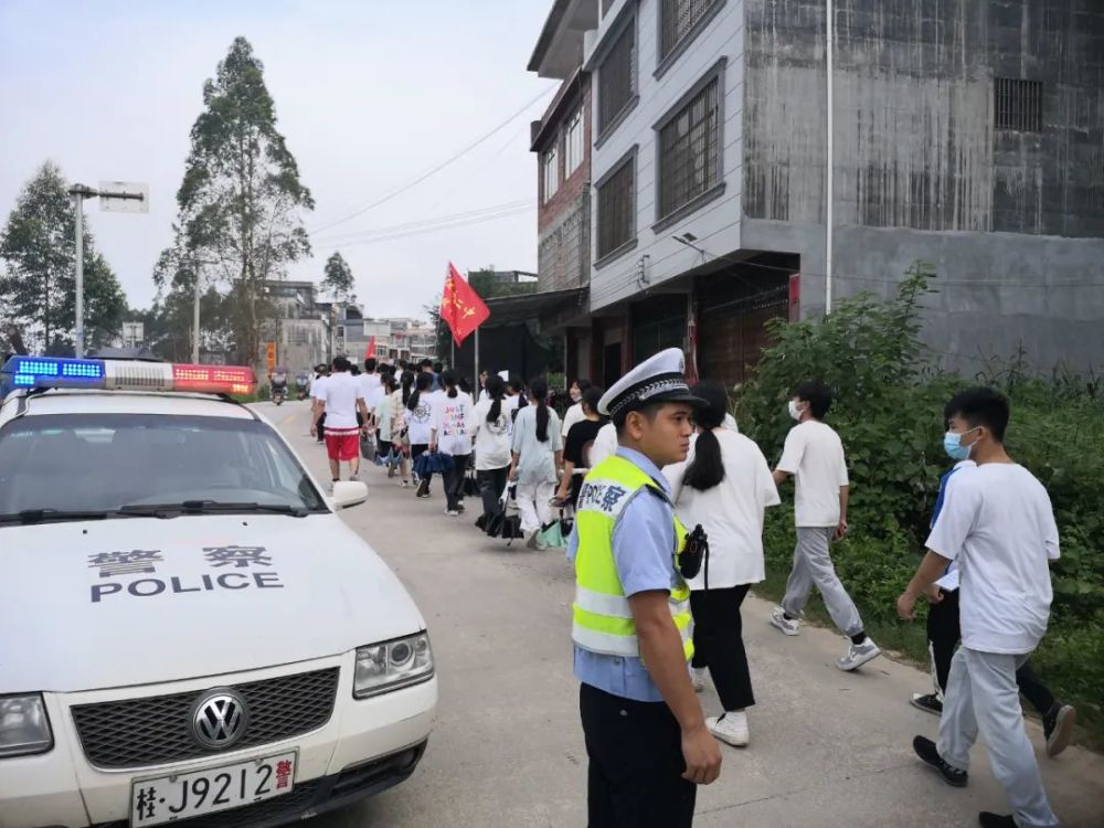 叮~賀州交警又“上線”護(hù)航中考了!(圖6)