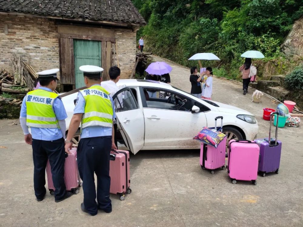 叮~賀州交警又“上線”護(hù)航中考了!(圖15)
