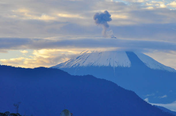 世界上最大的活火山正在复苏,全球地质活动也越发活跃,我们能否面对