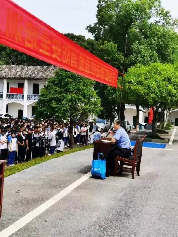 浦口中学为贯彻落实"谁执法谁普法"的普法责任制要求,切实加强青少年