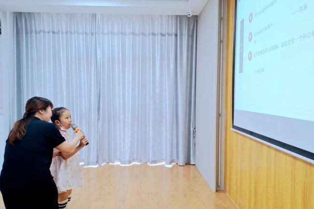 送吉祥活动最后,冯霞苹老师为大家推荐了优秀正版书籍《我们身边的好