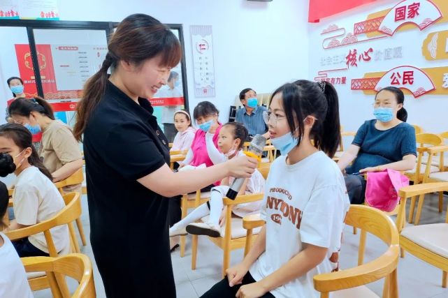 送吉祥活动最后,冯霞苹老师为大家推荐了优秀正版书籍《我们身边的