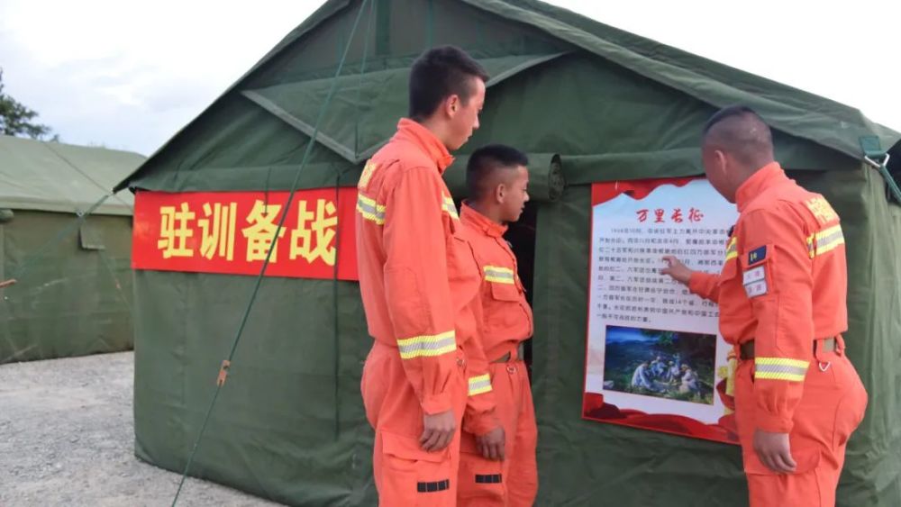走进支队野外驻训场,一条条催人振奋的学习教育标语横幅首先映入眼帘