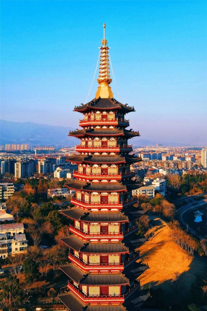 节目伊始,兄弟团的成员们在金华市地标建筑—万佛塔下集结,开启"