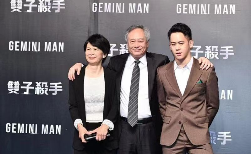 李安一家罕见合体三人共用一张脸老婆穿得也很man