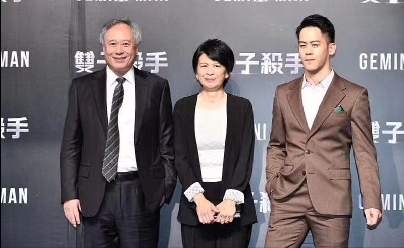 李安一家罕见合体三人共用一张脸老婆穿得也很man