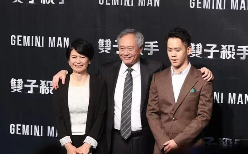 李安一家罕见合体三人共用一张脸老婆穿得也很man