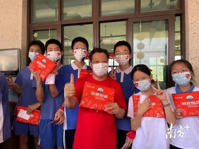 太子湾学校在深圳市南山文理实验学校,老师家长欢送考生,祝赢战中考