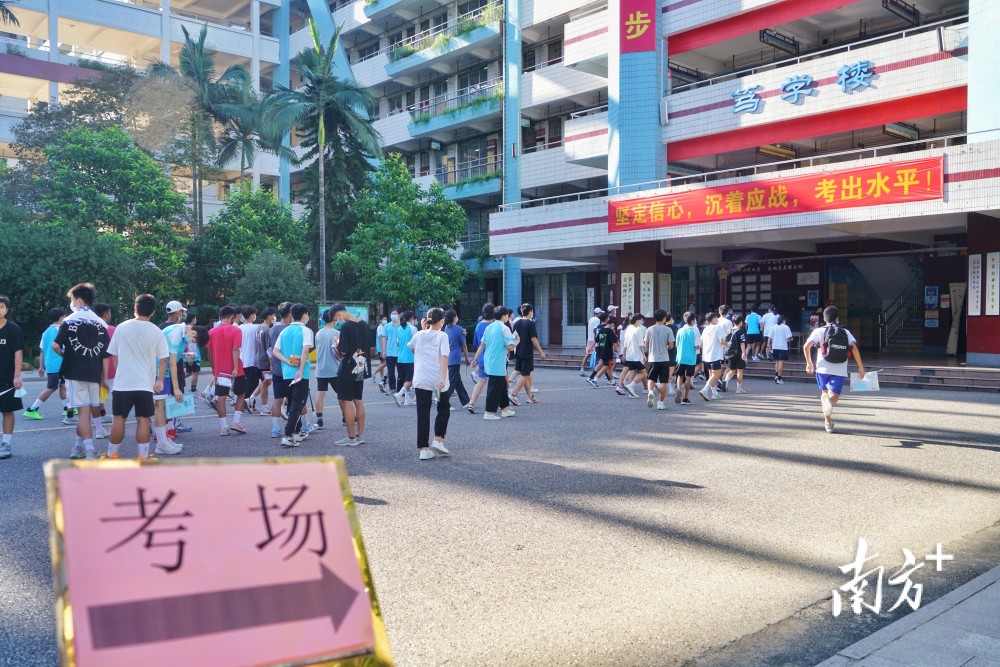 一大早,飞来湖中学教师们穿上寓意斗志昂扬的红色服装,在学校"必胜门"