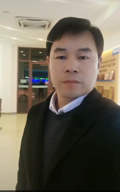 在接触光伏新能源领域之前,徐海伟就一直从事电动车