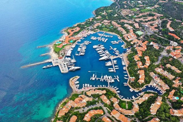 (加比亚尼别墅)的豪宅位于撒丁岛东北侧的 porto cervo(切尔沃港)