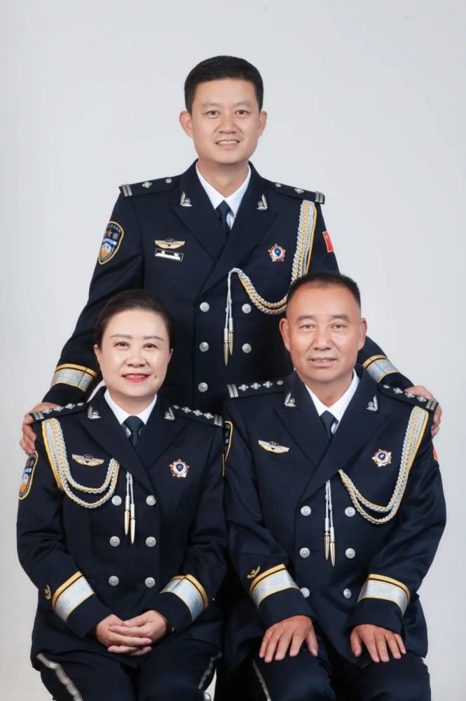 铭记嘱托忠诚担当从警无悔荣耀一生榆阳公安为退休民警拍摄警礼服纪念