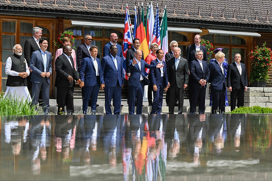 g7峰会首脑们合影勾肩搭背好随意鲍里斯跷二郎腿夫人们大比拼